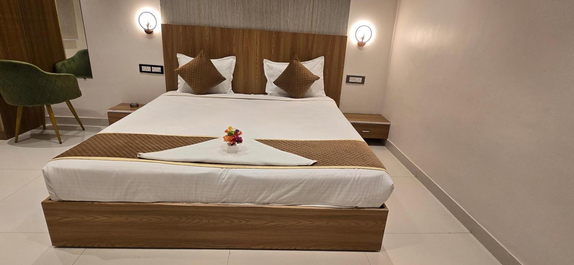 Hotel The Golden Palm Khajurāho Zewnętrze zdjęcie